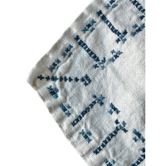 Linen Tablecloth With Blue Willow Design Cross Stitch Cream & Blue 48.75x64 VTG - Picture 15 of 16